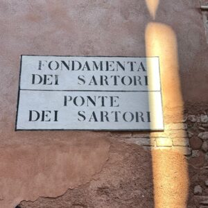 Insegna o "Nizioleto" Fondamenta e ponte dei Sartori