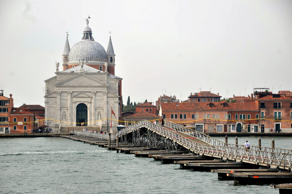 ponte votivo che collega le Zattere con la Chiesa del Redentore sull’Isola della Giudecca
